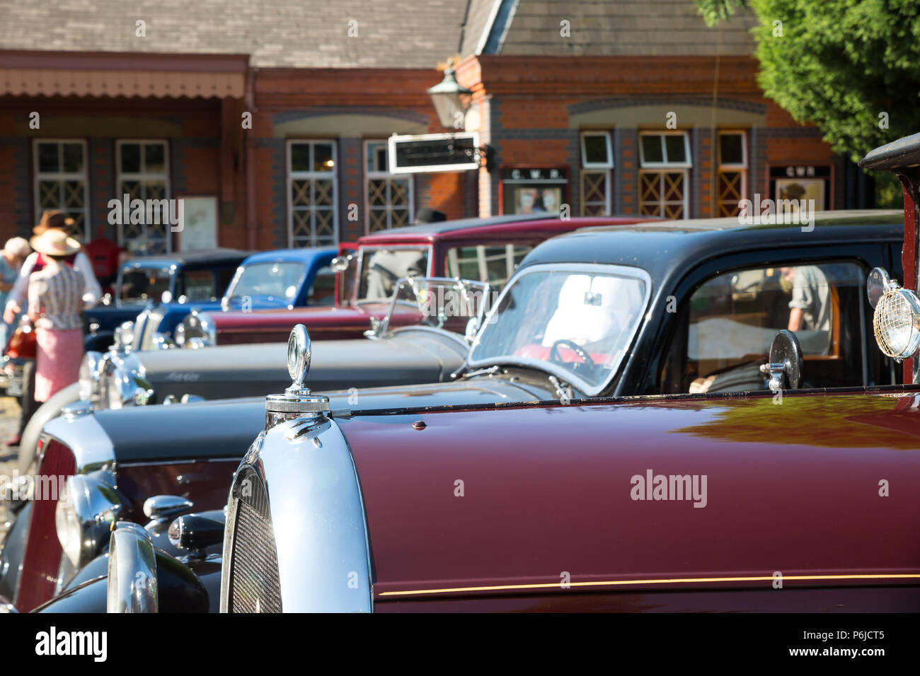 Kidderminster, Großbritannien. 30. Juni, 2018. Eine Reise zurück in die Zeit beginnt mit dem Severn Valley Railway, wie alle Beteiligten die Uhr zurück in die 1940er Jahre. Besucher und Mitarbeiter ziehen alle Register einer realistischen Kriegszeiten Großbritannien von allen auf diesem Erbe Eisenbahnstrecke erfahren wird, zu gewährleisten. Quelle: Lee Hudson/Alamy leben Nachrichten Stockfoto