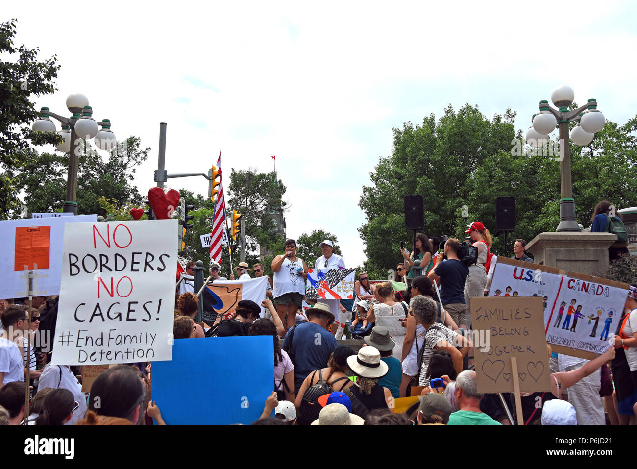 Ottawa, Kanada - 30. Juni 2018: eine große Masse von Menschen versammeln sich auf der Treppe auf die Straße, dass die US-Botschaft enthält. Sie protestieren gegen die Einwanderungspolitik der Trumpf, vor allem die Trennung der Kinder von ihren Eltern. Proteste in den USA und der Welt statt. Quelle: Paul McKinnon/Alamy leben Nachrichten Stockfoto