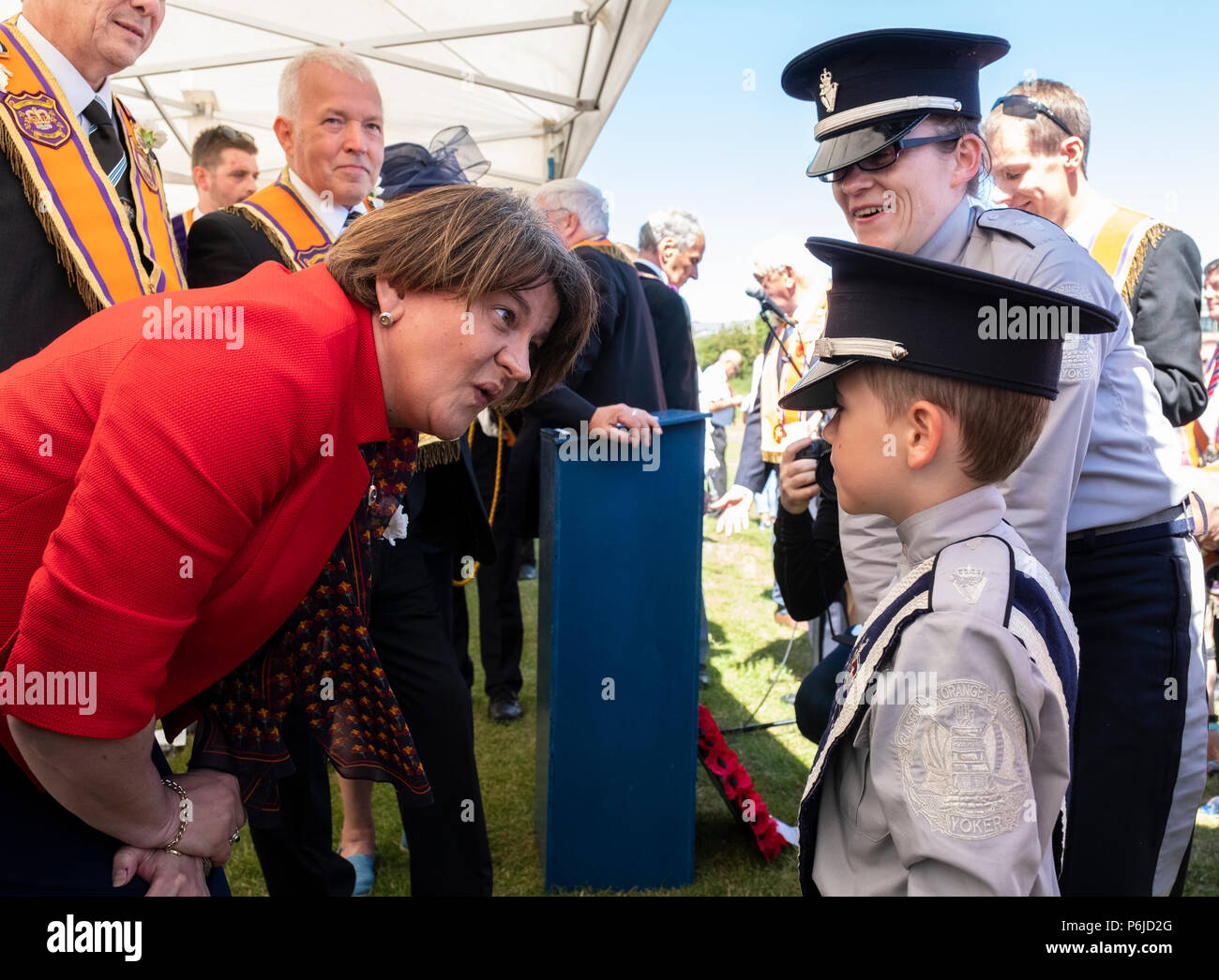 Cowdenbeath, Schottland, Großbritannien. 30 Juni, 2018. Mehr als 4000 Demonstranten nehmen an der jährlichen Schlacht am Boyne Orange Walk in Cowdenbeath, Fife. Der Spaziergang war von DUP-Chef Arlene Foster besucht. Credit: Iain Masterton/Alamy leben Nachrichten Stockfoto