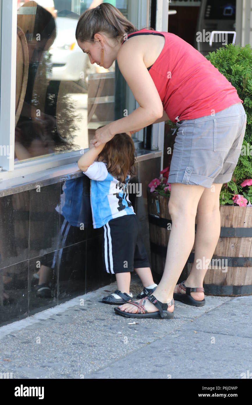 New York City, New York, USA. 30. Juni, 2018. Jackson Heights, Queens, New York ist die ethnisch gemischten Nachbarschaft in New York City und viele - ist eine der vielfältigsten in der Welt. Einwanderer aus allen Ecken der Welt live in dieser bunten und lebhaften New York City Nachbarschaft Credit: G. Ronald Lopez/ZUMA Draht/Alamy leben Nachrichten Stockfoto