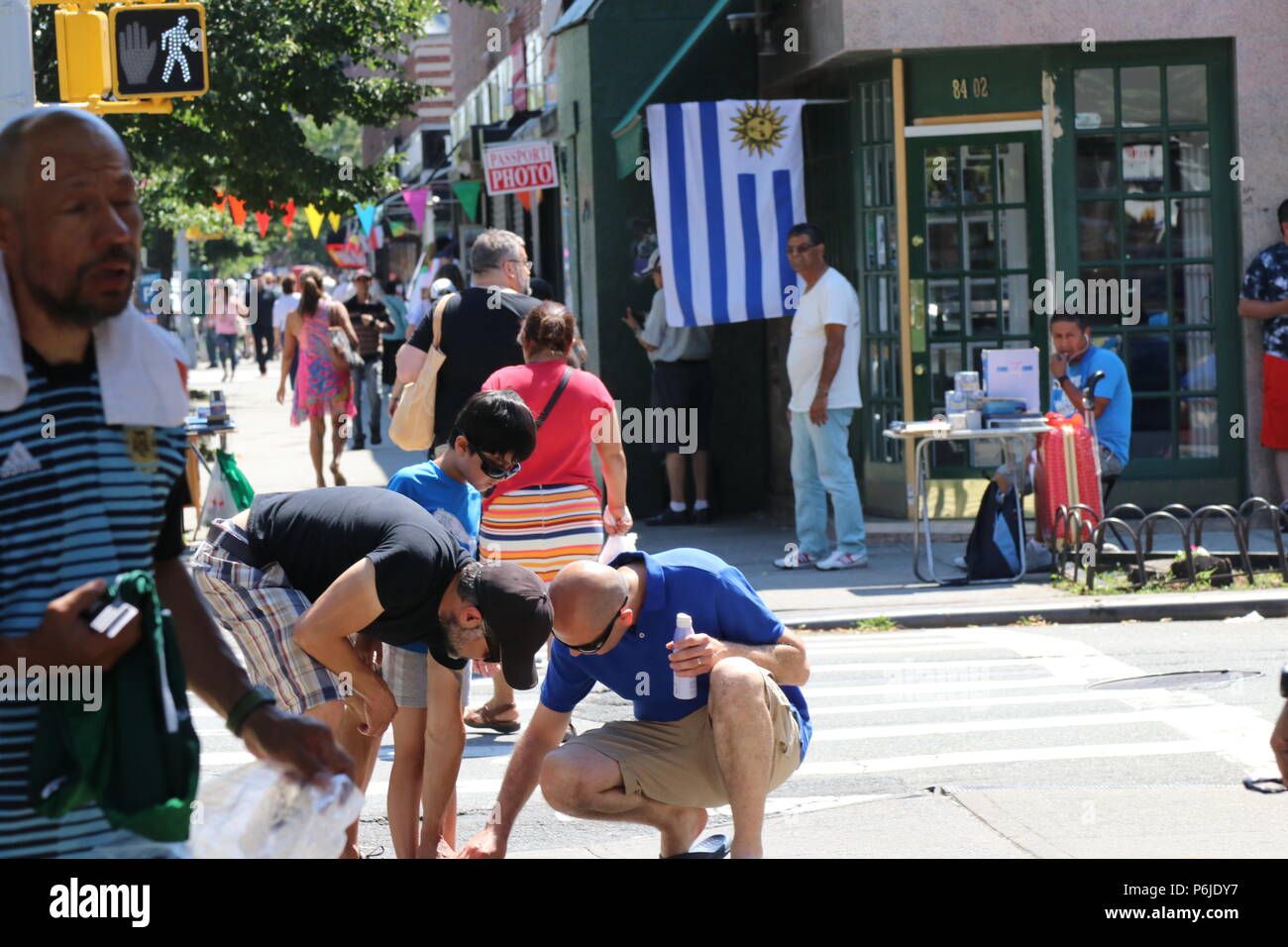 New York City, New York, USA. 30. Juni, 2018. Jackson Heights, Queens, New York ist die ethnisch gemischten Nachbarschaft in New York City und viele - ist eine der vielfältigsten in der Welt. Einwanderer aus allen Ecken der Welt live in dieser bunten und lebhaften New York City Nachbarschaft Credit: G. Ronald Lopez/ZUMA Draht/Alamy leben Nachrichten Stockfoto