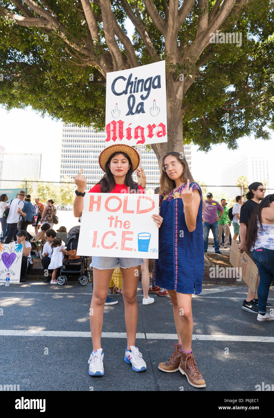 Los Angeles, USA. 30 Jun, 2018. Demonstranten mit Zeichen in 'Familien' Kundgebung in der Innenstadt von Los Angeles, Kalifornien am 30. Juni 2018 halten. Quelle: Jim Newberry/Alamy leben Nachrichten Stockfoto