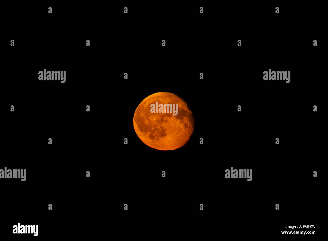 Huddersfield, West Yorkshire, UK. 30. Juni 2018, Orange Super Mond abnehmender Gibbous Phase in Huddersfield West Yorkshire Credit: Aktuelles Bilder/Alamy leben Nachrichten Stockfoto