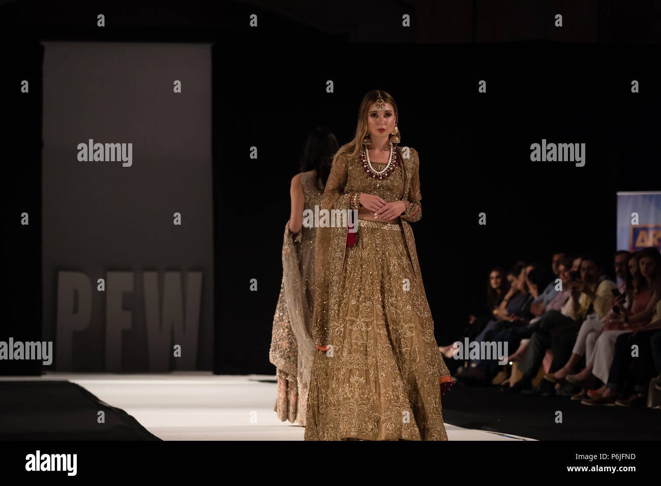 London, UK, 30. Juni 2018. Die offizielle Eröffnung catwalk von Pakistan Fashion Week. Designer präsentieren Chirawan Lewis, Maheen Khan, Aisha Imran, Faika Karim, Bushra Wahid, Sadaf Amir, komal Nasir, Laeeq Akber, Shazia KItani und Uzma Babar enthalten. Stockfoto