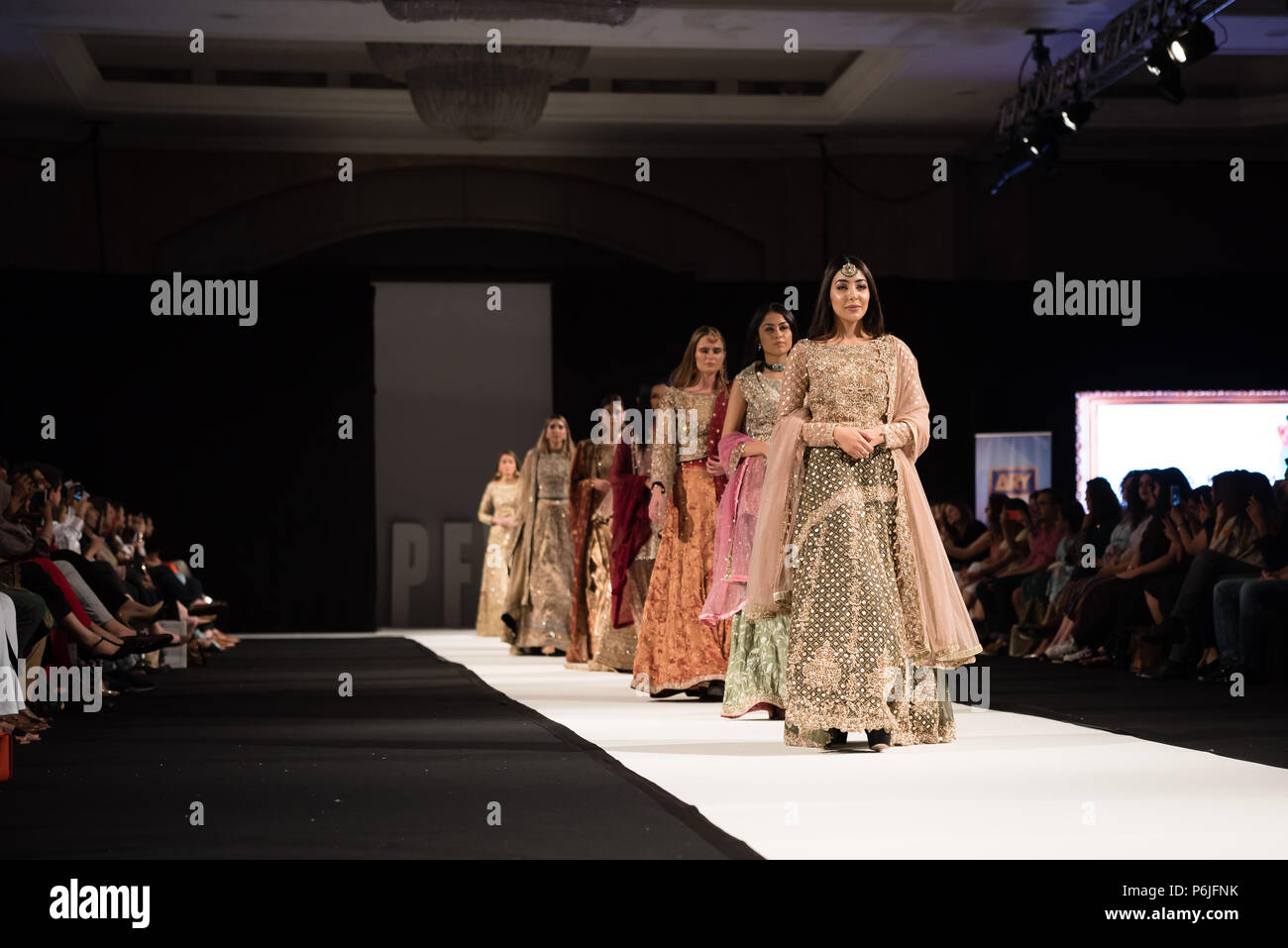 London, UK, 30. Juni 2018. Die offizielle Eröffnung catwalk von Pakistan Fashion Week. Designer präsentieren Chirawan Lewis, Maheen Khan, Aisha Imran, Faika Karim, Bushra Wahid, Sadaf Amir, komal Nasir, Laeeq Akber, Shazia KItani und Uzma Babar enthalten. Stockfoto