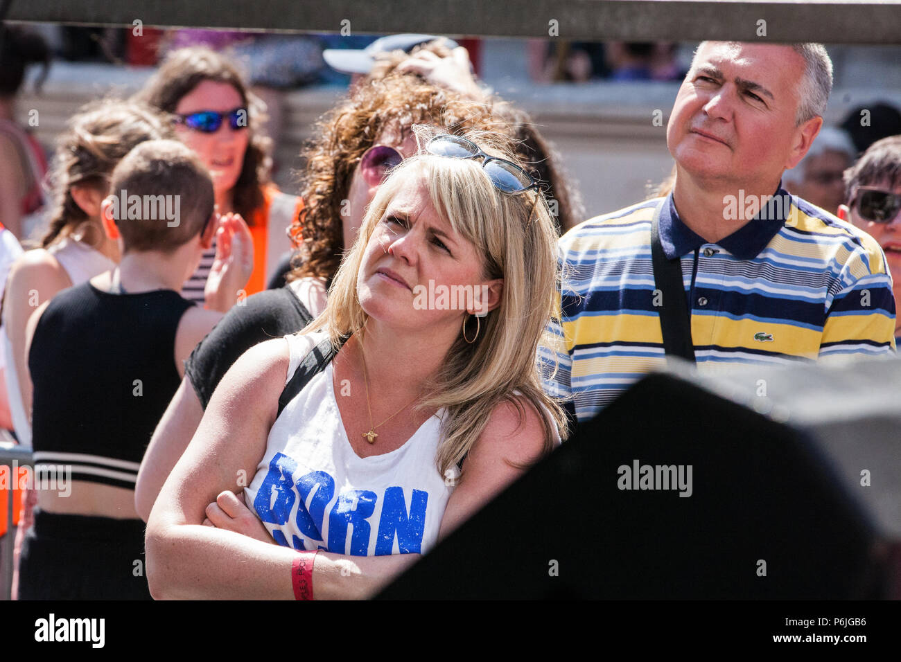 London, Großbritannien. 30. Juni 2018. Ehemalige Coronation Street Schauspielerin Sally Lindsay hört zu reden auf der Kundgebung zum 70. Geburtstag des National Health Service (NHS) markieren und ein Ende der Kürzungen und Privatisierung von öffentlichen Dienstleistungen verlangen. Die Veranstaltung wurde von der Volksversammlung gegen Sparpolitik, Gesundheit Kampagnen zusammen, der TUC und elf andere Gesundheit Gewerkschaften organisiert. Credit: Mark Kerrison/Alamy leben Nachrichten Stockfoto