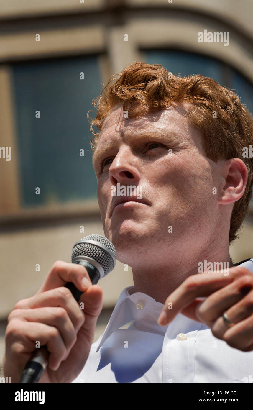 Us-demokratische Vertreter Joseph Patrick Kennedy III (Joe Kennedy), der Enkel von Robert Kennedy und Grand-Neffe von John F. Kennedy sprechen am Boston City Hall während der Kundgebung gegen eine Trennung der Familie in Boston, MA. Kennedy sprach sich gegen die Politik der US-Präsident Donald Trump der Abschiebehaft Immigranten und die Trennung der Migrantenfamilien. Große Demonstrationen gegen die Politik des Präsidenten Trumpf der Trennung von zugewanderten Familien fand in mehr als 750 Städten der USA am 30. Juni 2018. Chuck Nacke/Alamy leben Nachrichten Stockfoto