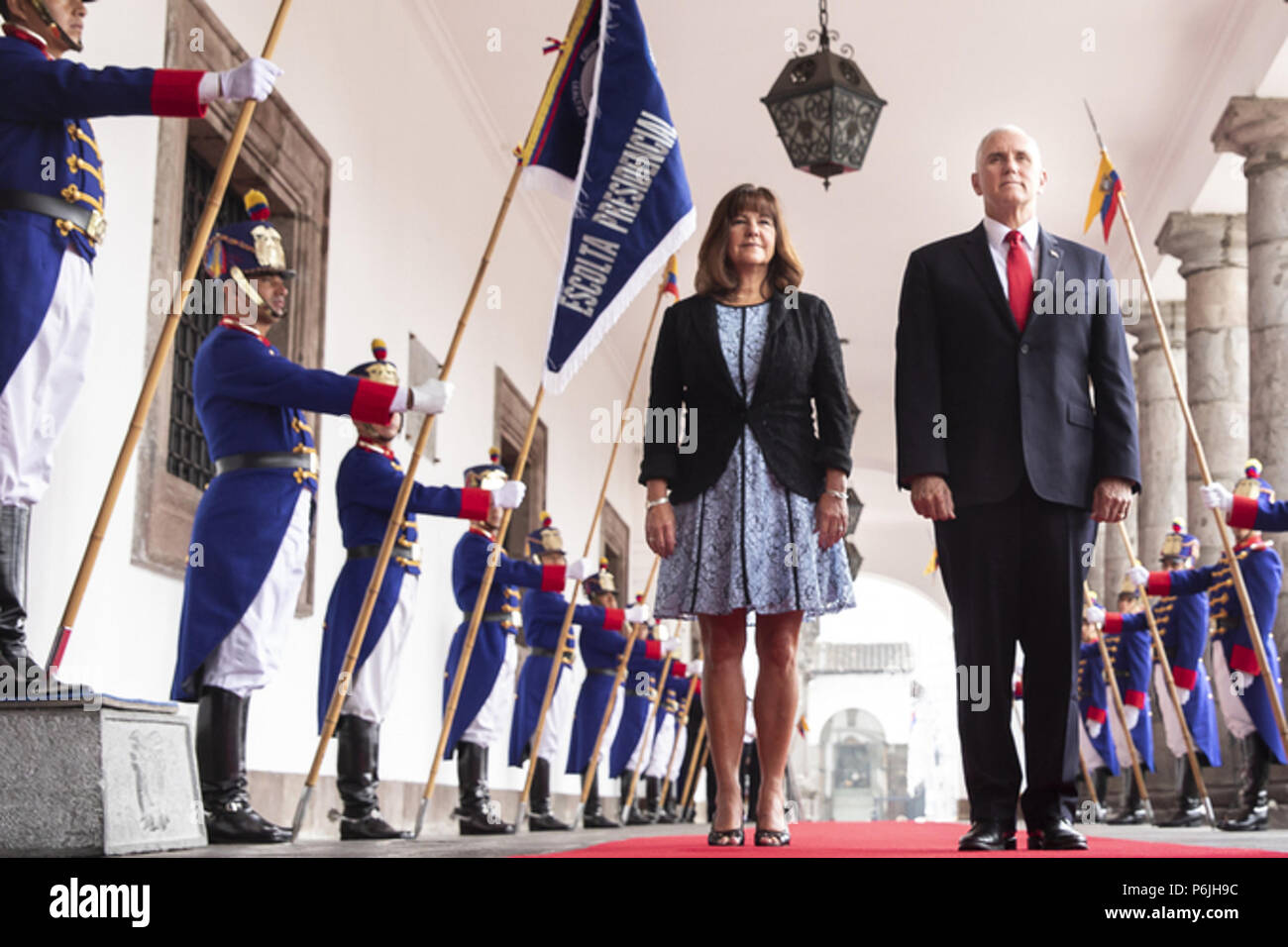 Quito, Ecuador. - In der Woche vom 24. Juni: Vice President Mike Pence und Frau Karen Pence Spaziergang, vorbei an einem Spalier, als Sie den Regierungspalast am Donnerstag, Juni 28, 2018, in Quito, Ecuador. Personen: Vice President Mike Pence Stockfoto