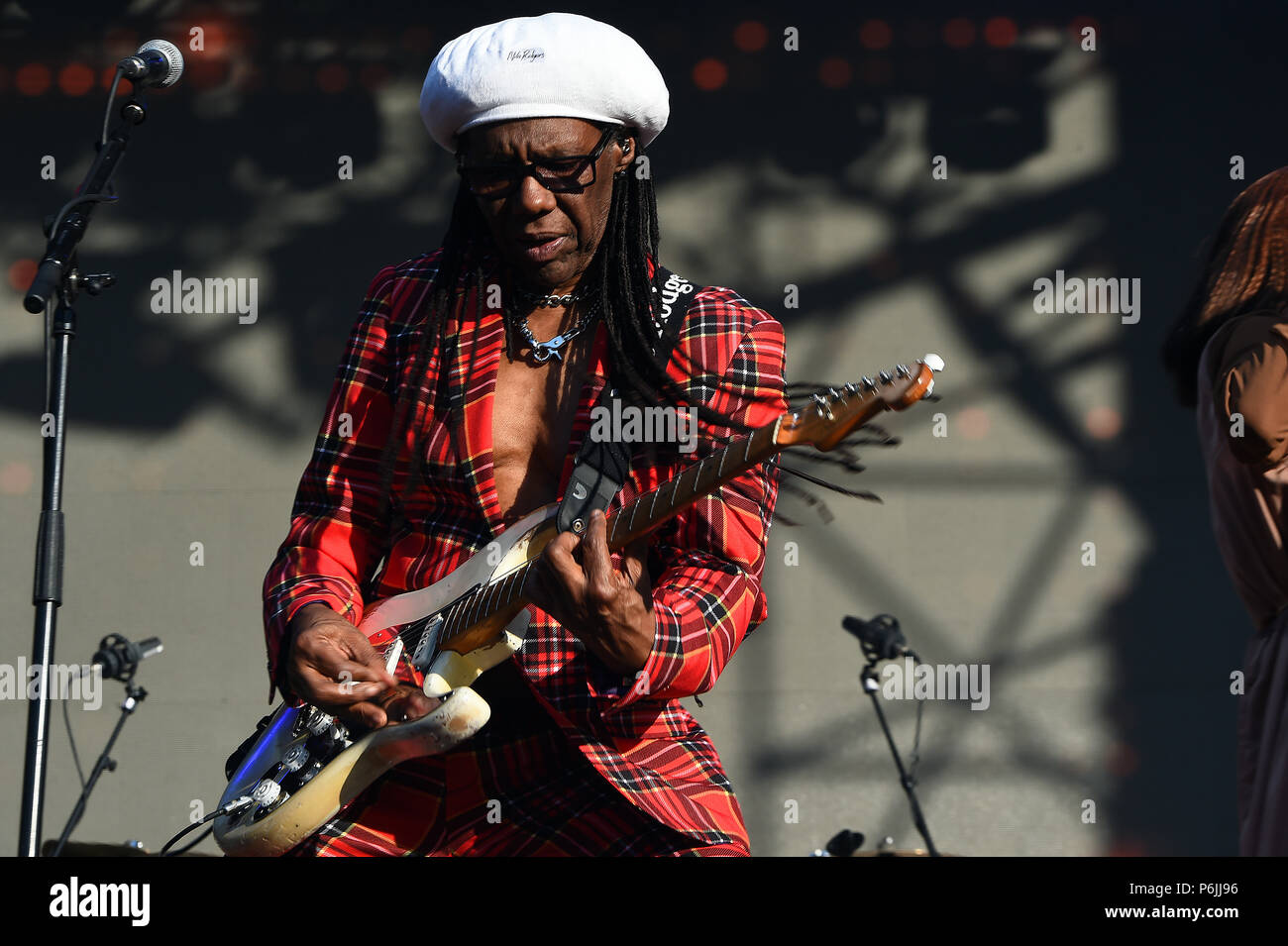 Glasgow, UK. 30 Jun, 2018. Fiesta X FALTEN Festival Glasgow Glasgow. Die Eröffnungs-Fiesta X FALTEN Festival im Kelvingrove Park, Glasgow. Nile Rogers führt auf der Hauptbühne am Samstag 30.Juni 2018 Bild © Andy Buchanan Credit: Andy Buchanan/Alamy leben Nachrichten Stockfoto