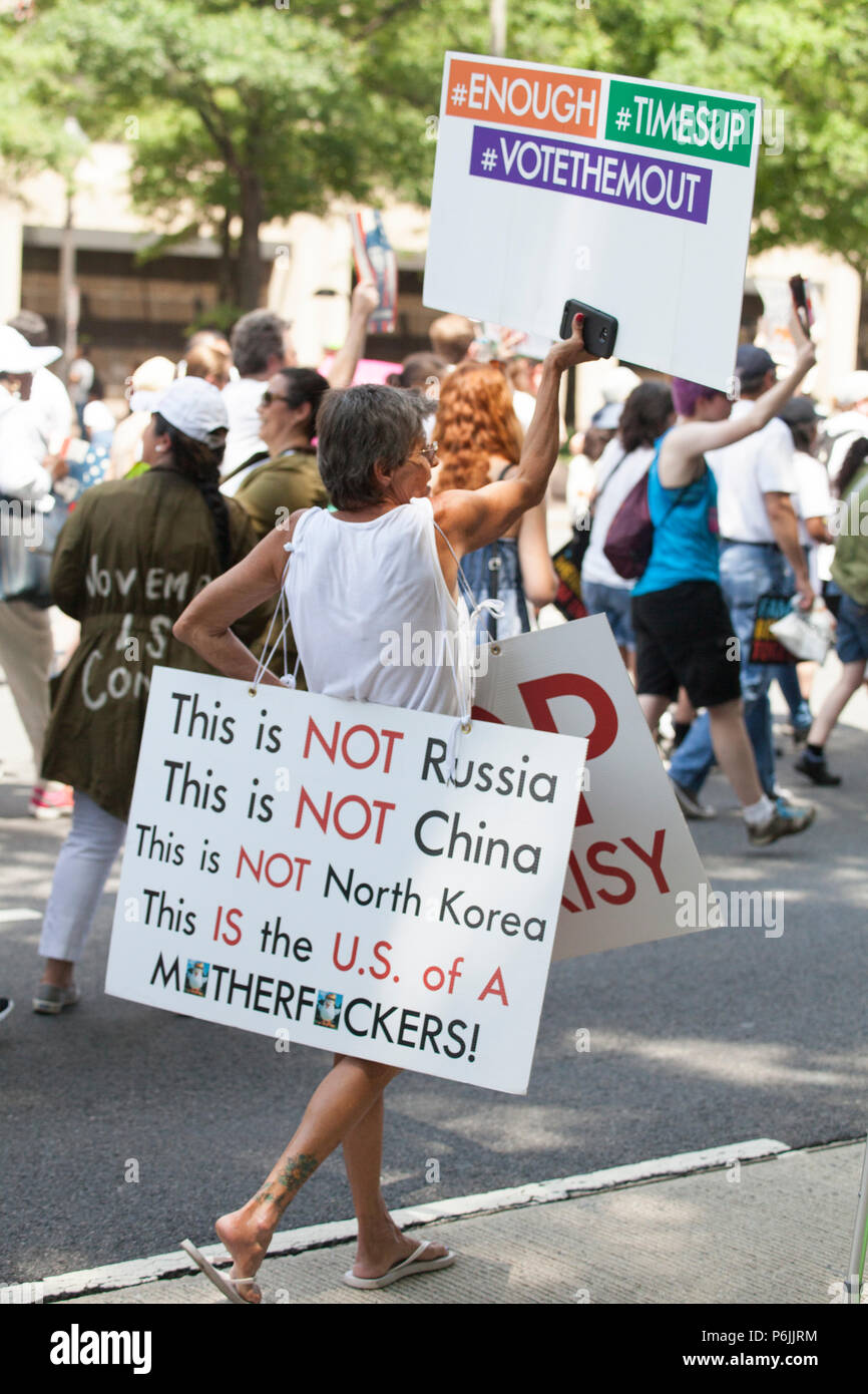 Washington DC, USA. 30 Jun, 2018. Eine Frau hält einen Protest anmelden die Familien gehören zusammen. März an der Pennsylvania Avenue NW in Washington, D.C., 30. Juni 2018. Credit: Robert Meyers/Alamy leben Nachrichten Stockfoto