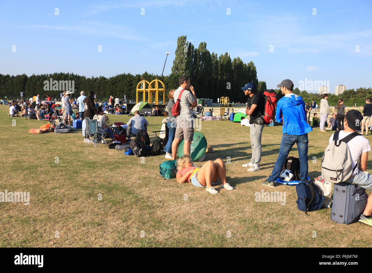 London, Großbritannien. 1. Juli 2018. Tennis Fans start Queuing früh mit Campingausrüstung und Decken für Tickets in der Hoffnung in die Show zu kommen Gerichte am Wimbledon Tennis Championships, die am Montag, den 2. Juli Credit beginnt: Amer ghazzal/Alamy leben Nachrichten Stockfoto