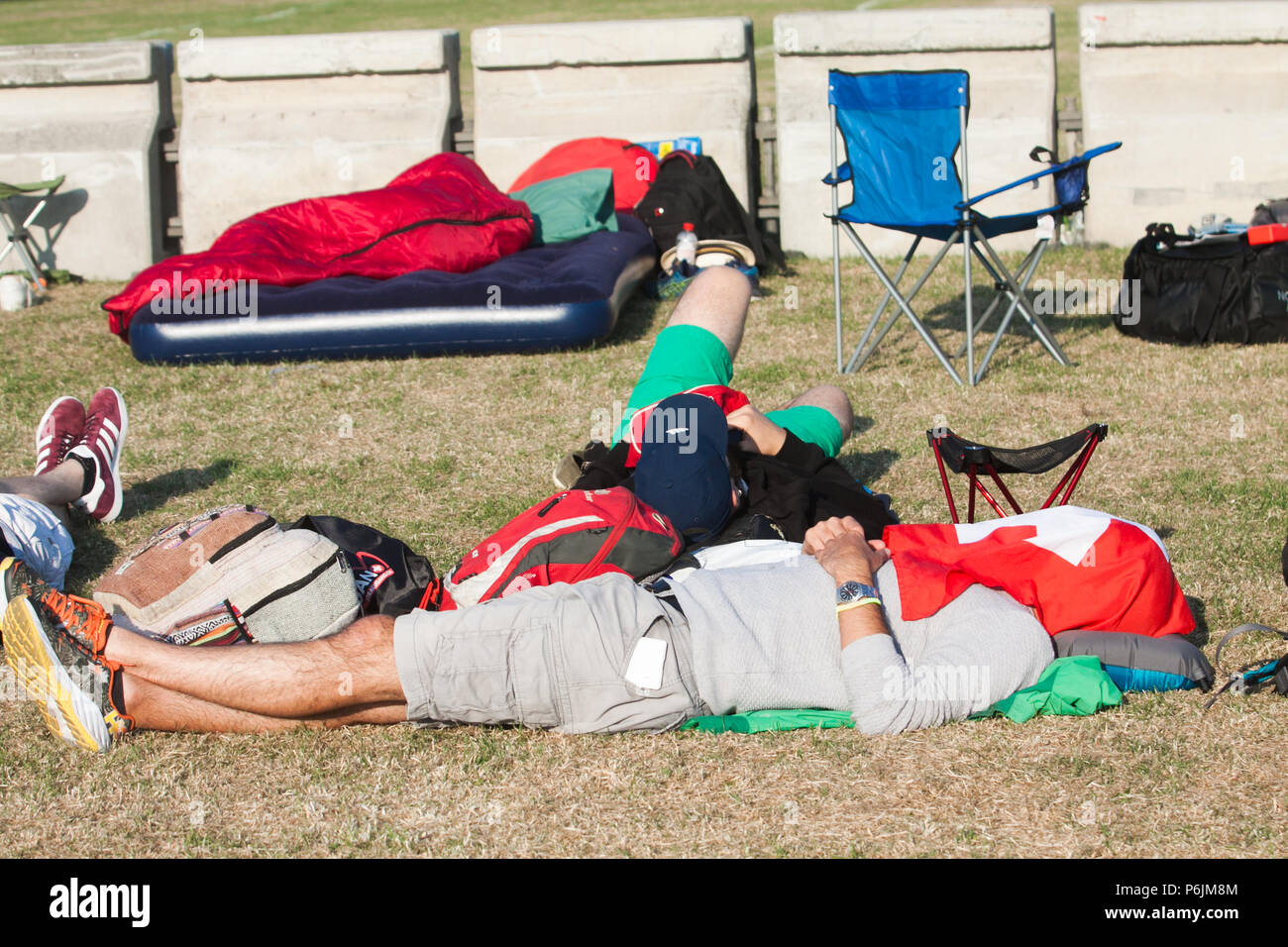 London, Großbritannien. 1. Juli 2018. Tennis Fans start Queuing früh mit Campingausrüstung und Decken für Tickets in der Hoffnung in die Show zu kommen Gerichte am Wimbledon Tennis Championships, die am Montag, den 2. Juli Credit beginnt: Amer ghazzal/Alamy leben Nachrichten Stockfoto