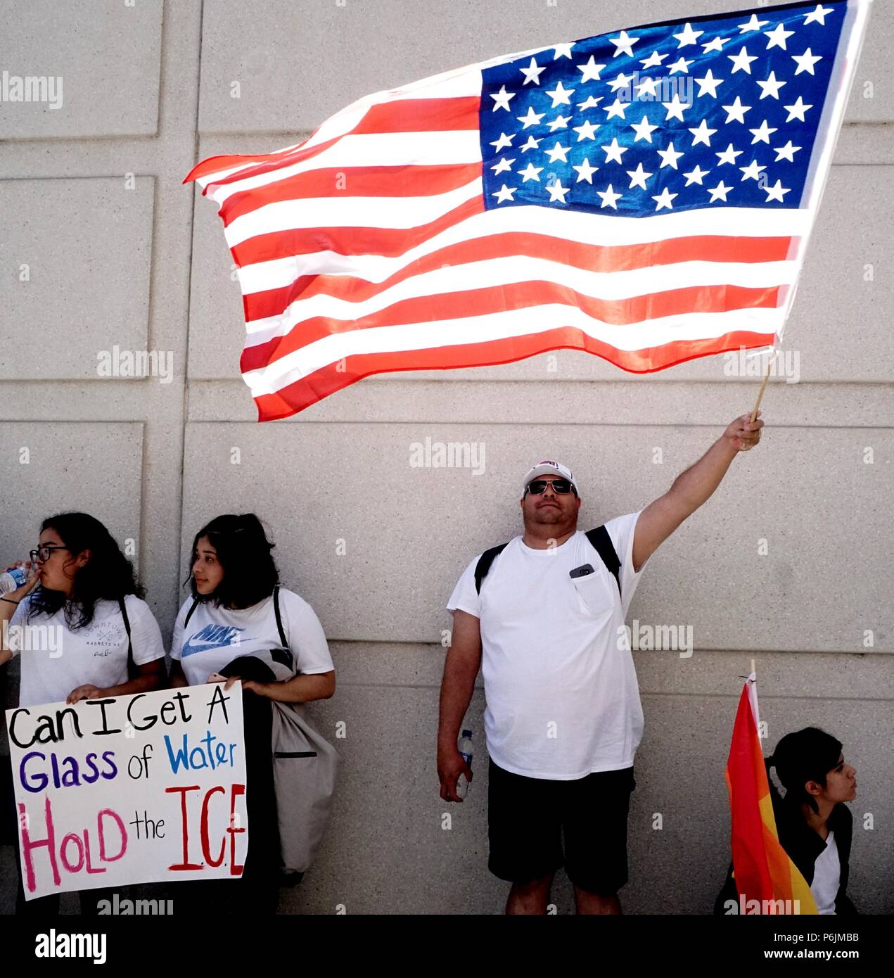 30. Juni 2018 Los Angeles, Kalifornien Familien gehören zusammen: Freiheit für Immigranten März, dieses Ereignis war Teil einer landesweiten Serie von Protesten gegen die Politik der Trump-Regierung, Familien an der Grenze zwischen den USA und Mexiko zu trennen. Tausende von Menschen versammelten sich in der Innenstadt von Los Angeles, um sich gegen diese Politik zu wehren und die Wiedervereinigung getrennter Familien zu fordern Stockfoto