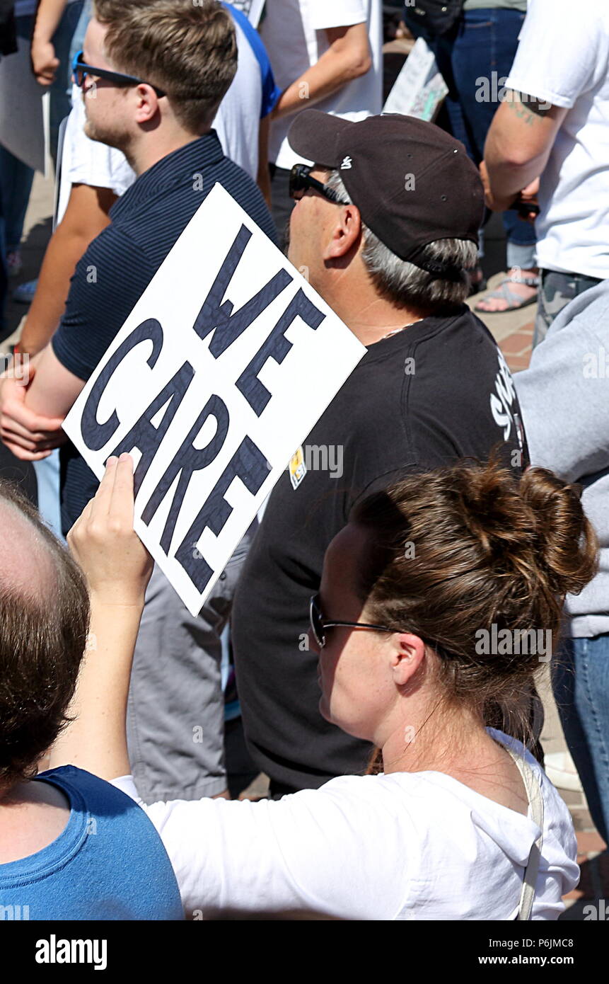 Denver, Colorado, USA. 30 Jun, 2018. Tausende von Anti-Trump Demonstranten zeigen ihre Unterstützung für eingewanderte Familien in den Familien gehören zusammen: Freiheit für Einwanderer Großkundgebung und März. Menschen mit Schildern. Credit: Faina Gurevich/Alamy leben Nachrichten Stockfoto