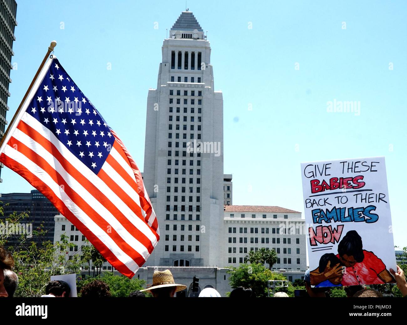 30. Juni 2018 Los Angeles, Kalifornien Familien gehören zusammen: Freiheit für Immigranten März, dieses Ereignis war Teil einer landesweiten Serie von Protesten gegen die Politik der Trump-Regierung, Familien an der Grenze zwischen den USA und Mexiko zu trennen. Tausende von Menschen versammelten sich in der Innenstadt von Los Angeles, um sich gegen diese Politik zu wehren und die Wiedervereinigung getrennter Familien zu fordern Stockfoto