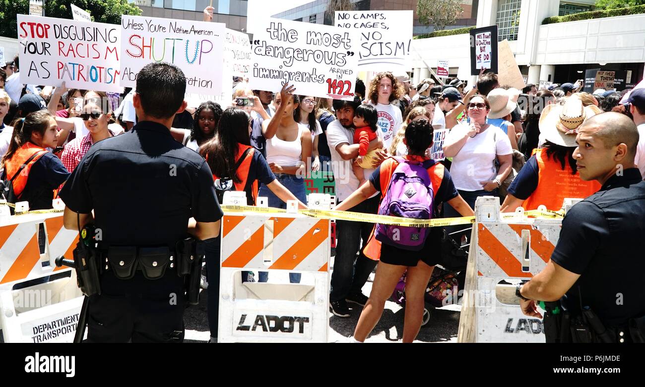 30. Juni 2018 Los Angeles, Kalifornien Familien gehören zusammen: Freiheit für Immigranten März, dieses Ereignis war Teil einer landesweiten Serie von Protesten gegen die Politik der Trump-Regierung, Familien an der Grenze zwischen den USA und Mexiko zu trennen. Tausende von Menschen versammelten sich in der Innenstadt von Los Angeles, um sich gegen diese Politik zu wehren und die Wiedervereinigung getrennter Familien zu fordern Stockfoto