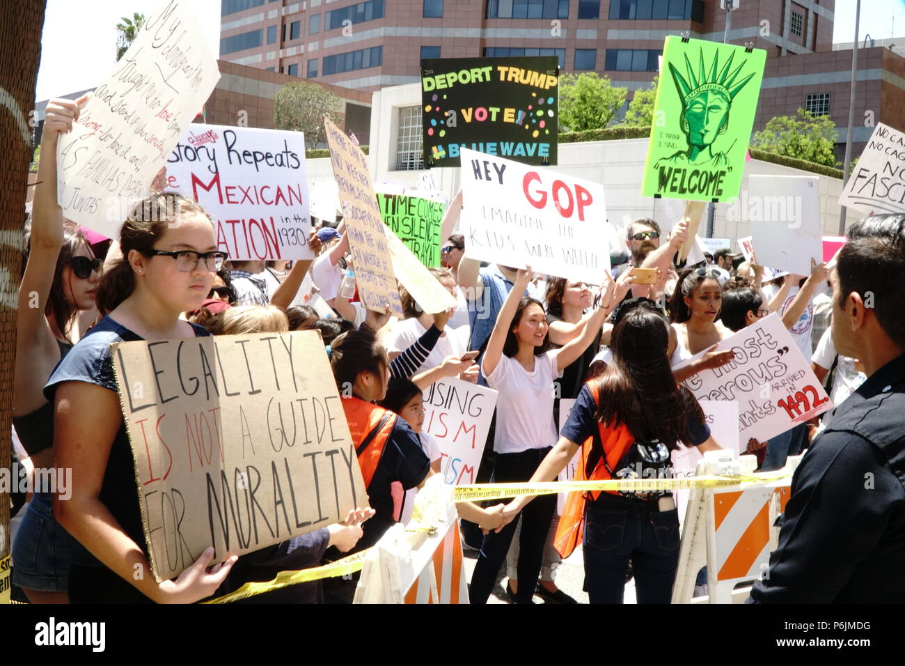 30. Juni 2018 Los Angeles, Kalifornien Familien gehören zusammen: Freiheit für Immigranten März, dieses Ereignis war Teil einer landesweiten Serie von Protesten gegen die Politik der Trump-Regierung, Familien an der Grenze zwischen den USA und Mexiko zu trennen. Tausende von Menschen versammelten sich in der Innenstadt von Los Angeles, um sich gegen diese Politik zu wehren und die Wiedervereinigung getrennter Familien zu fordern Stockfoto