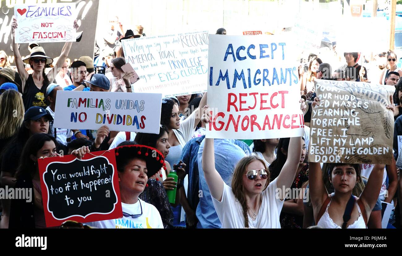 30. Juni 2018 Los Angeles, Kalifornien Familien gehören zusammen: Freiheit für Immigranten März, dieses Ereignis war Teil einer landesweiten Serie von Protesten gegen die Politik der Trump-Regierung, Familien an der Grenze zwischen den USA und Mexiko zu trennen. Tausende von Menschen versammelten sich in der Innenstadt von Los Angeles, um sich gegen diese Politik zu wehren und die Wiedervereinigung getrennter Familien zu fordern Stockfoto