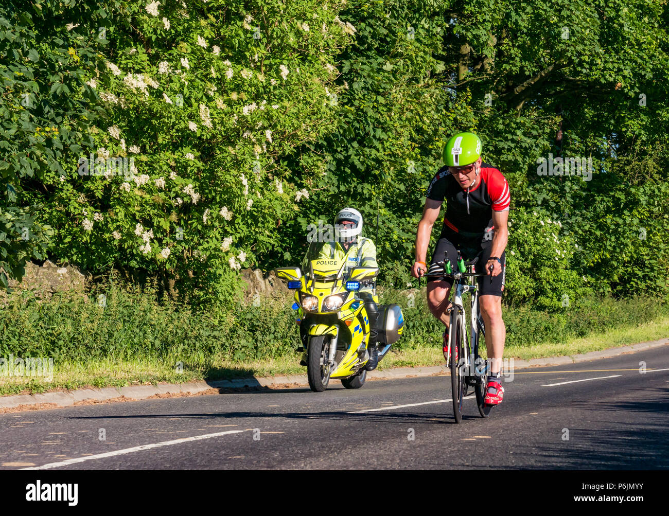 Byres Hill, East Lothian, Schottland, Großbritannien, 1. Juli 2018. Edinburgh IRONMAN 70.3, Byres Hill, East Lothian, Schottland, Großbritannien, 1. Juli 2018. Radfahren Teil der Ausdauer Sportveranstaltung. Teilnehmer, die auf einer 56 Meilen langen Radstrecke bergauf fahren, nachdem sie das 1.2 Meilen lange Schwimmen absolviert haben, gefolgt von einem 26.1 Meilen langen Lauf im Rahmen des Triathlon-Events Stockfoto
