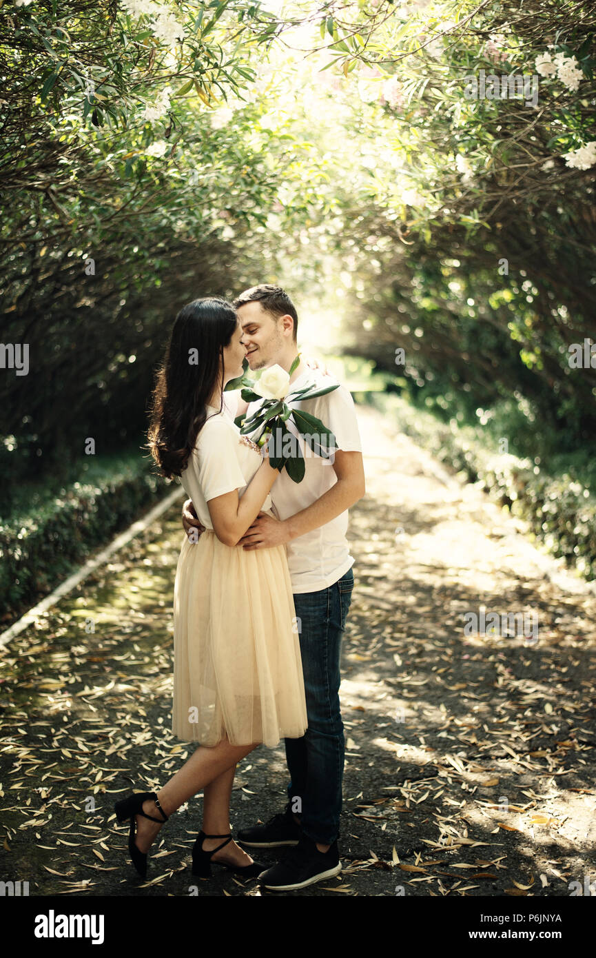 Paar in der Liebe - Beginn einer Liebesgeschichte. Ein Mann und ein Mädchen romantisches Date in einem Park Stockfoto