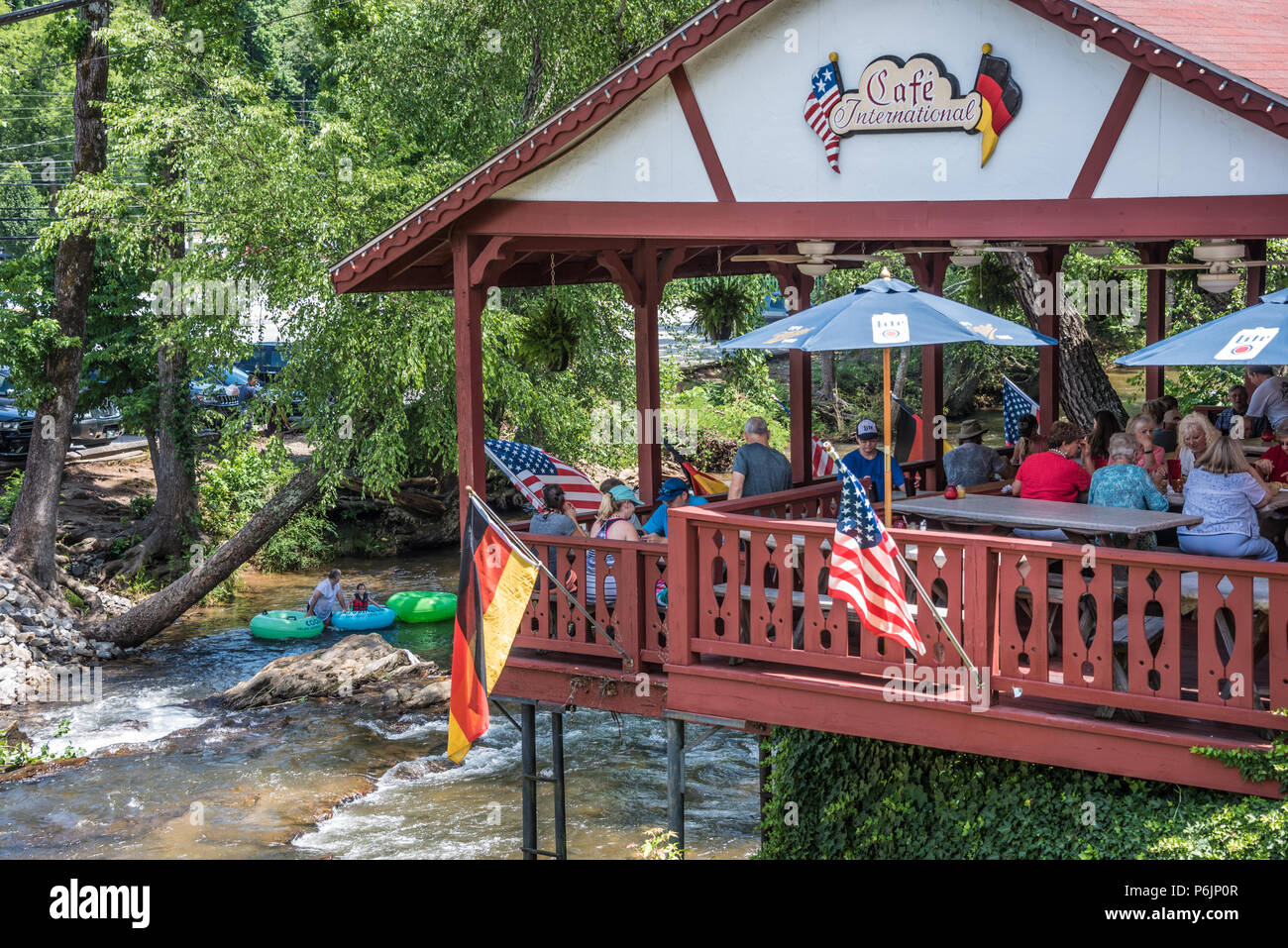 Die Menschen genießen Sie eine Mahlzeit mit Blick auf den Chattahoochee River in der Innenstadt von Helen, Georgia. (USA) Stockfoto