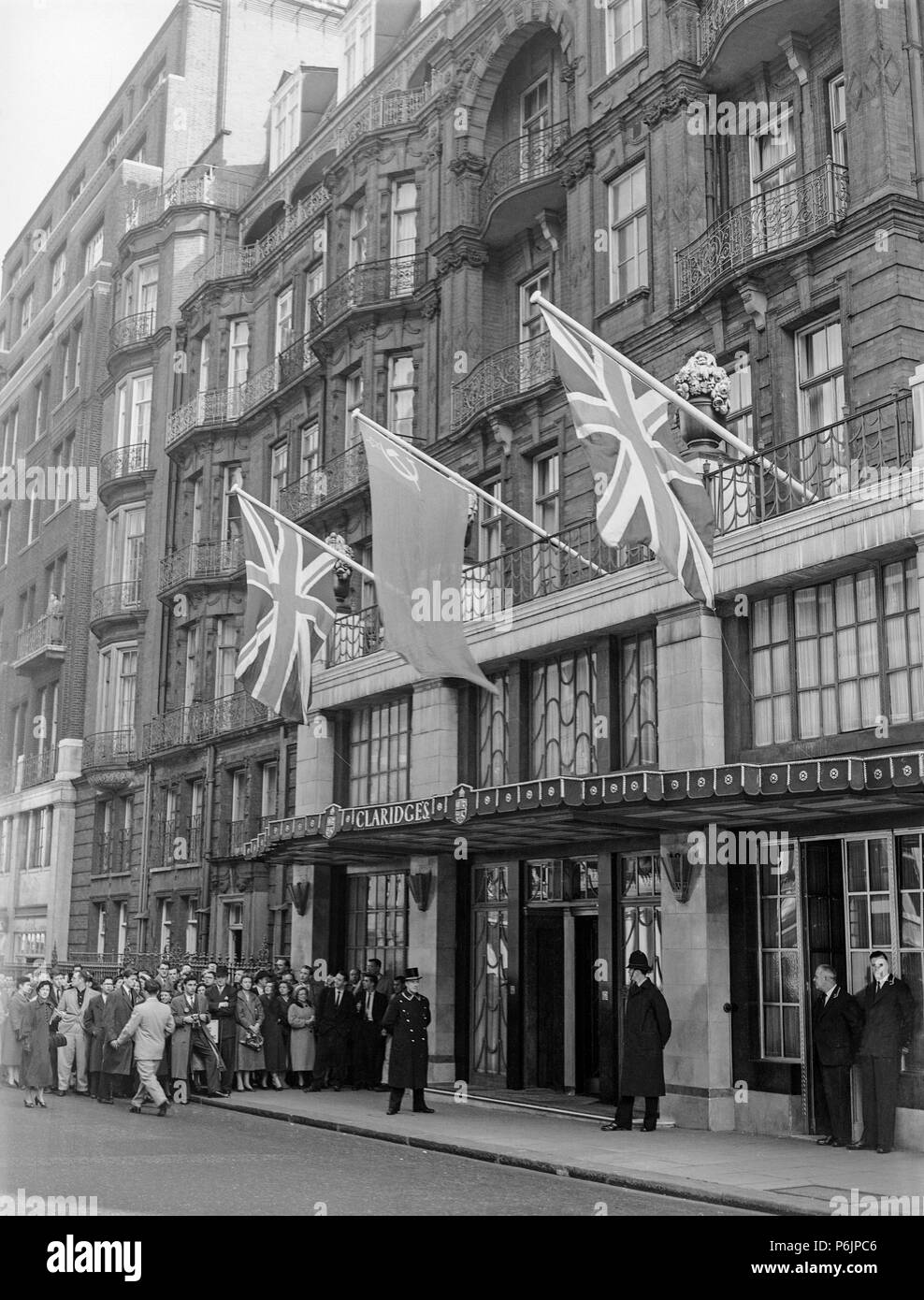 Die Vorderseite der Claridges Hotel in London während der fünfziger Jahre. Mitglieder der öffentlichkeit und Kameraleute warten auf die Ankunft von einer berühmten Person. Stockfoto