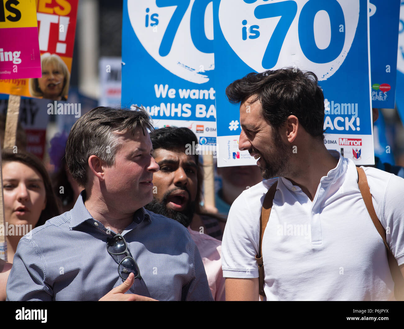 Shadow Staatssekretär Jon Ashworth und Schauspieler Ralf wenig an der NHS bei 70 Demonstration in London, UK, anspruchsvolle der NHS in öffentlichem Besitz. Stockfoto