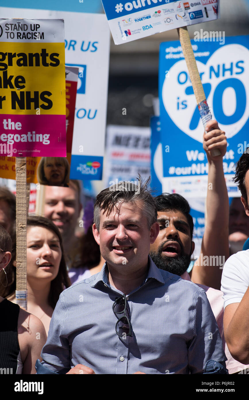 Shadow Sekretär Jon Ashworth an der NHS bei 70 Demonstration in London, UK, anspruchsvolle der NHS öffentlich mit einer angemessenen Finanzierung & Personal gehören. Stockfoto