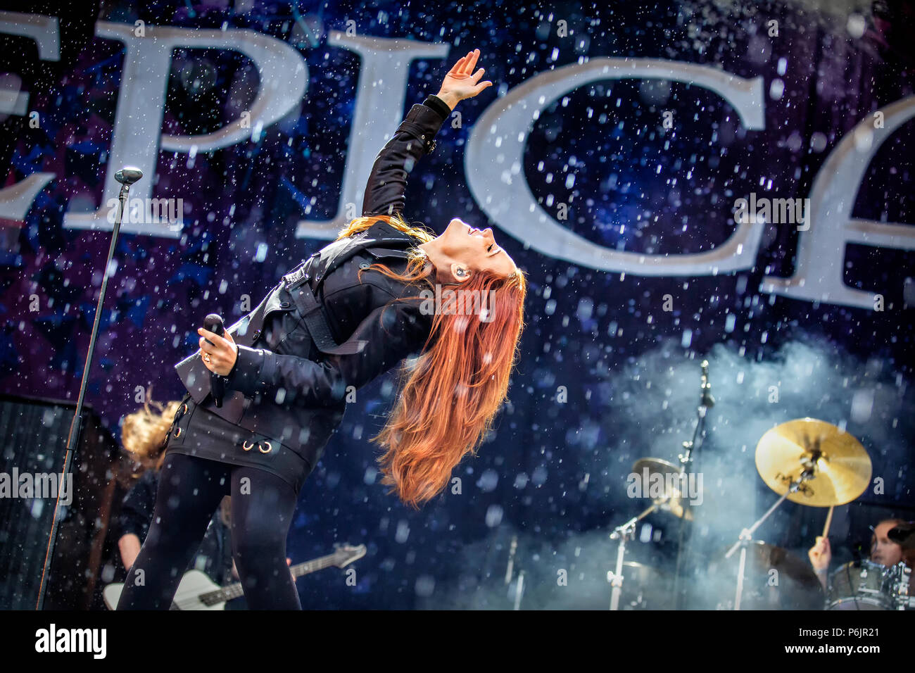 Norwegen, Halden - Juni 21., 2018. Die niederländische Symphonic Metal Band Epica führt ein Live Konzert während der norwegischen Musik Metal Festival Tonnen Gestein 2018 in Halden. Hier Sängerin Simone Simons ist live auf der Bühne gesehen. (Foto: Gonzales Foto - Terje Dokken). Stockfoto
