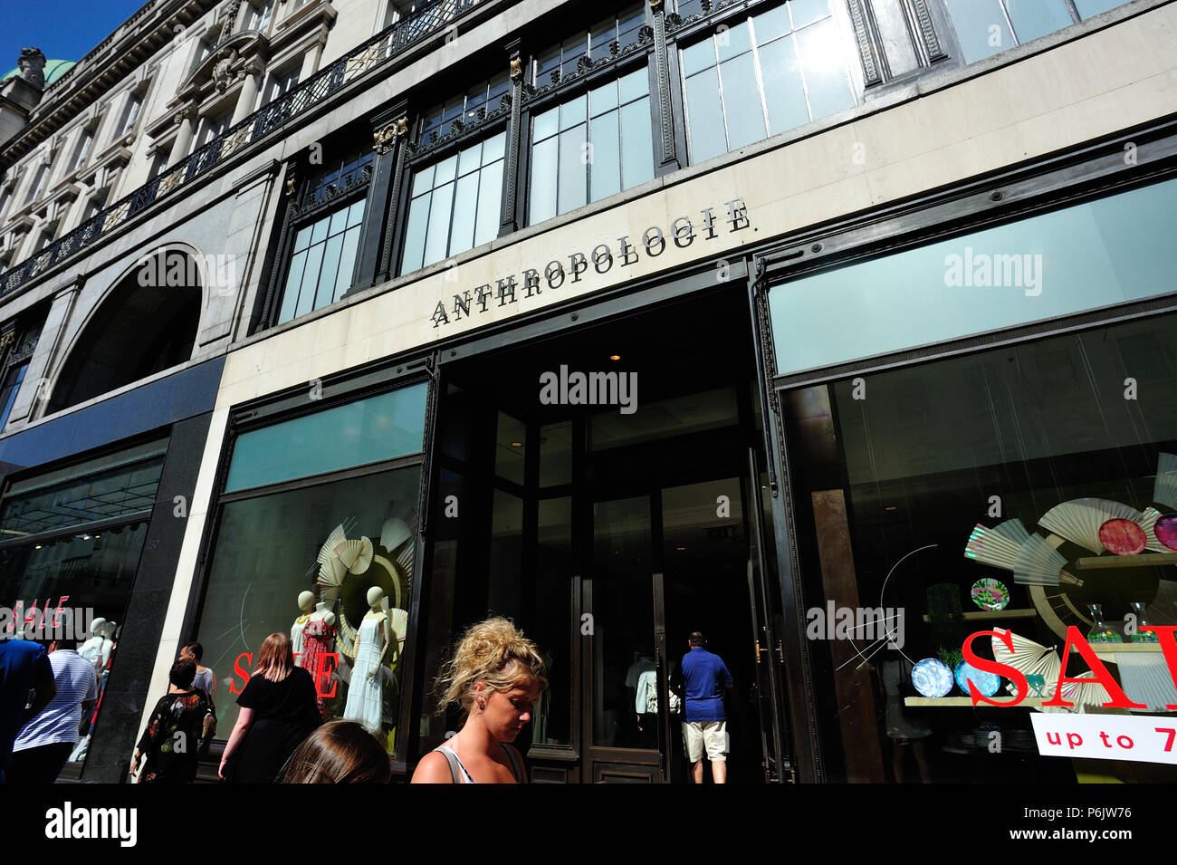 ANTHROPOLOGIE store Menschen Shopping auf der Regent Street, London, England, Großbritannien Stockfoto