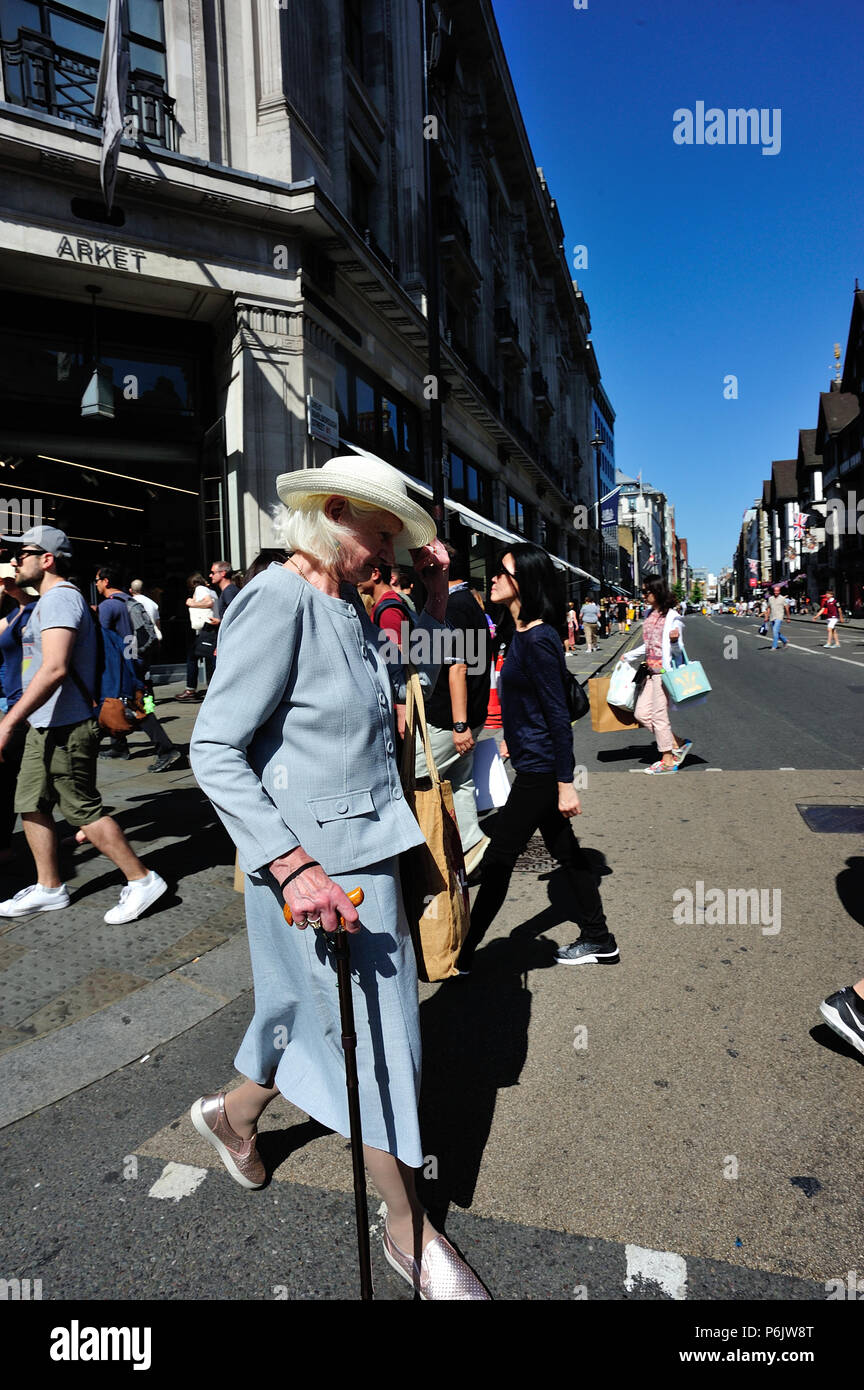 Ältere Frauen Überschreiten der Regent Street, London, England, Großbritannien Stockfoto