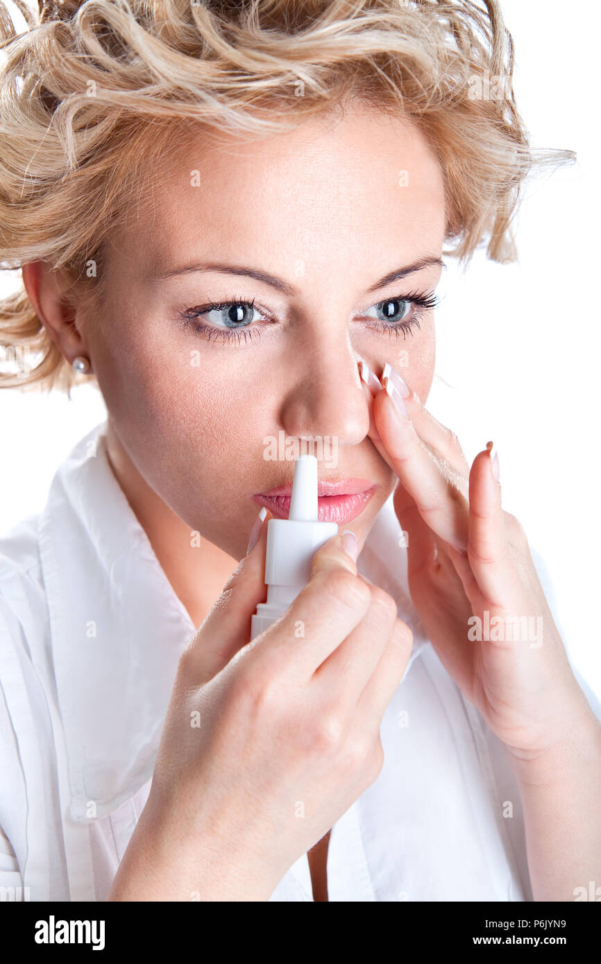 Frau mit einer Bronchialen einatmen, Studio shot Stockfoto