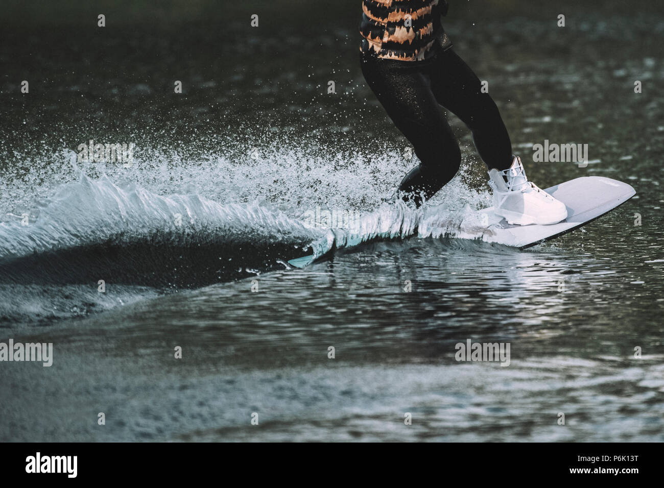 Junge hübsche schlanke Frau reiten Wakeboard Stockfoto