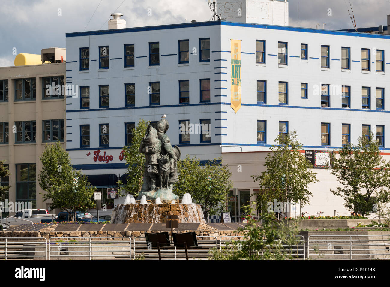 Goldene Herz Plaza und der Statue von Künstler Malcolm Alexander die Unbekannte erste Familie, Downtown in Fairbanks, Alaska genannt. Die Downtown Plaza wurde gebaut, um die silbernen Jahrestag von Alaska Staatlichkeit im Jahre 1984 zu feiern. Stockfoto