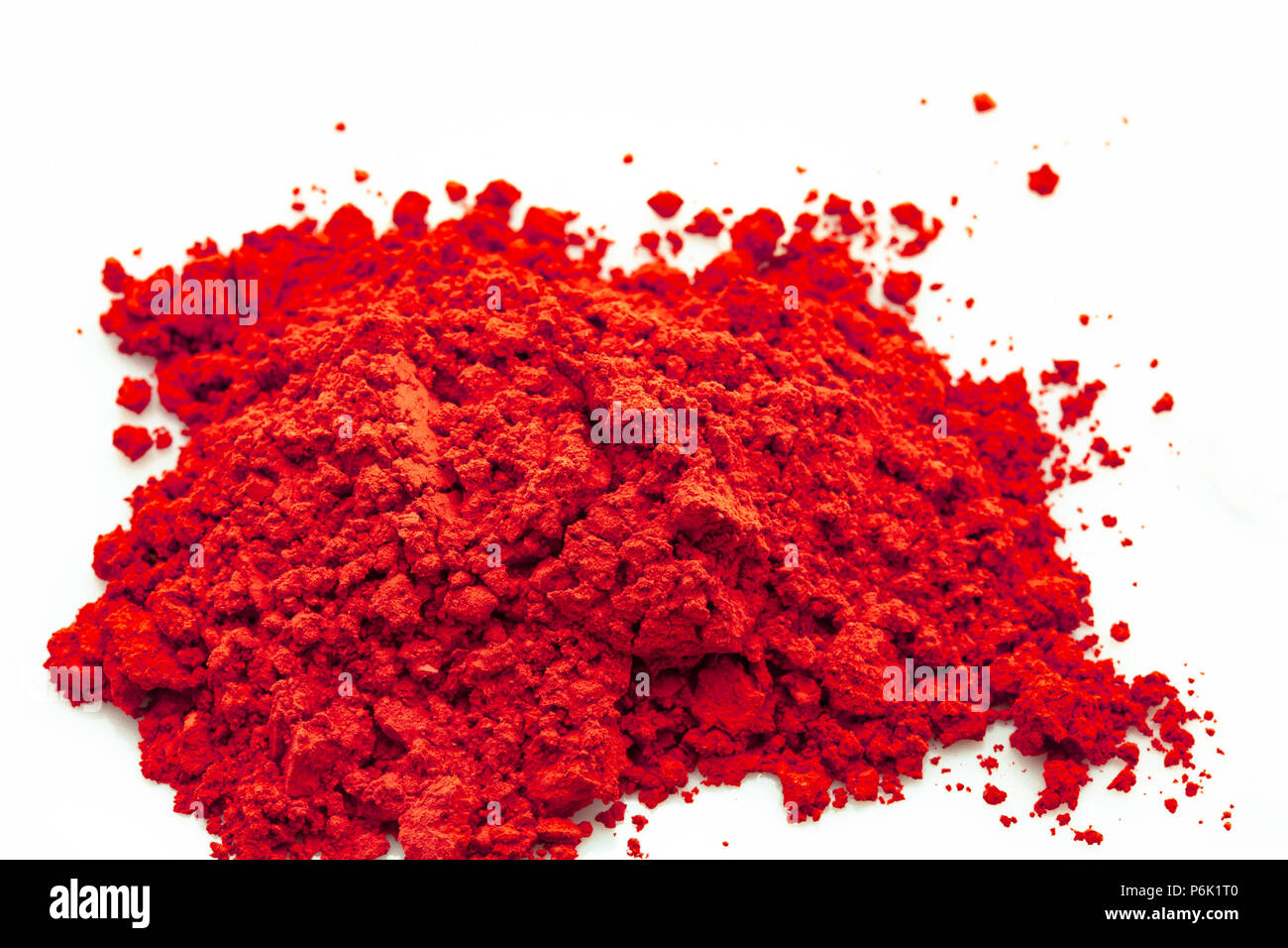 Kleine Haufen Pulver Farbe Rot - hohen Winkel - Studio Light Stockfoto