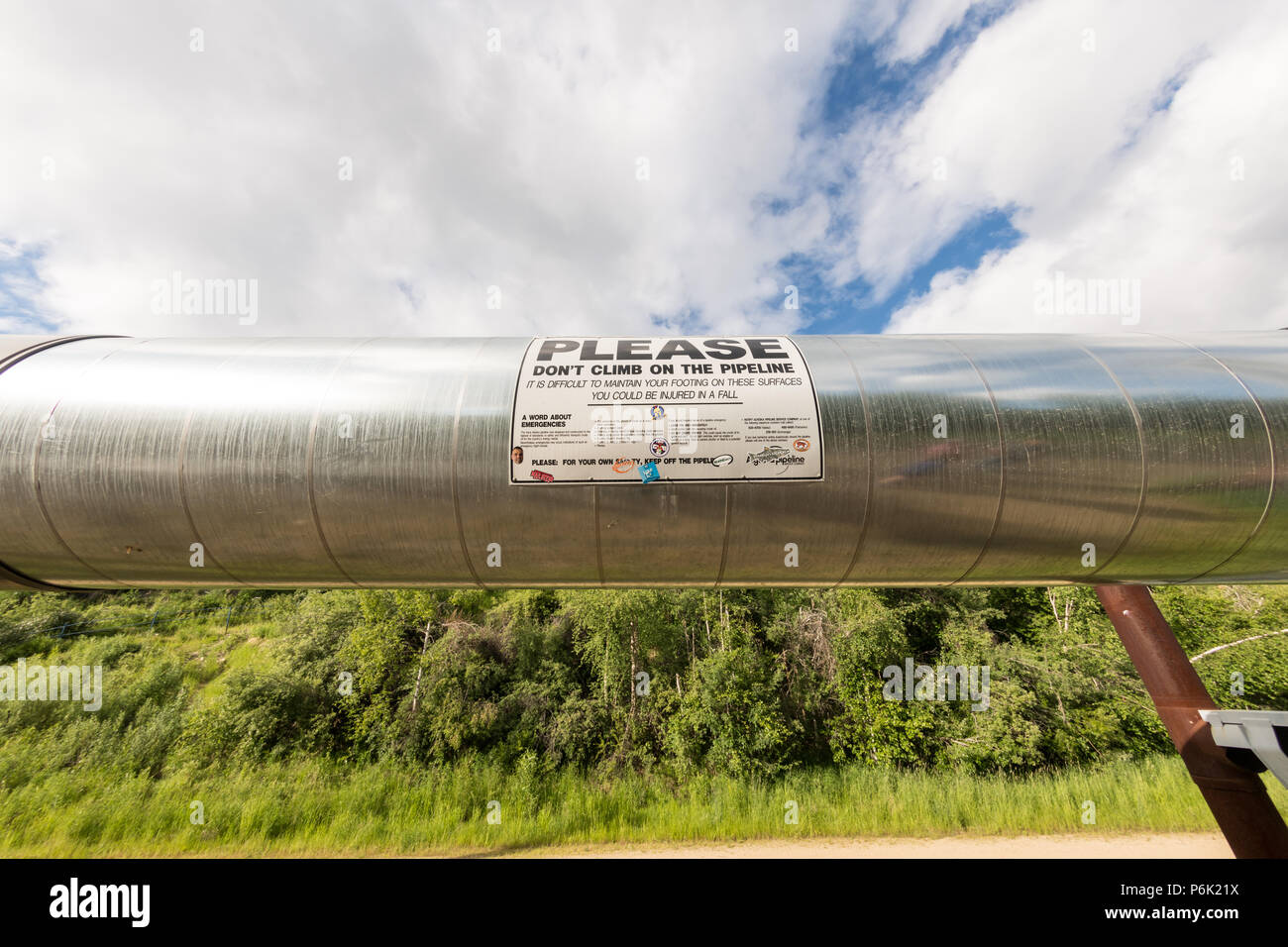 Zu den erhöhten Trans-Alaskan öl Pipeline am Alyeska Pipeline Besucher Zentrum in Fairbanks, Alaska. Die 4-Fuß breite Pipeline Schlangen durch 800 Meilen der alaskischen Wildnis, die Erdöl von der Prudhoe Bay nach Valdez, Alaska. Stockfoto