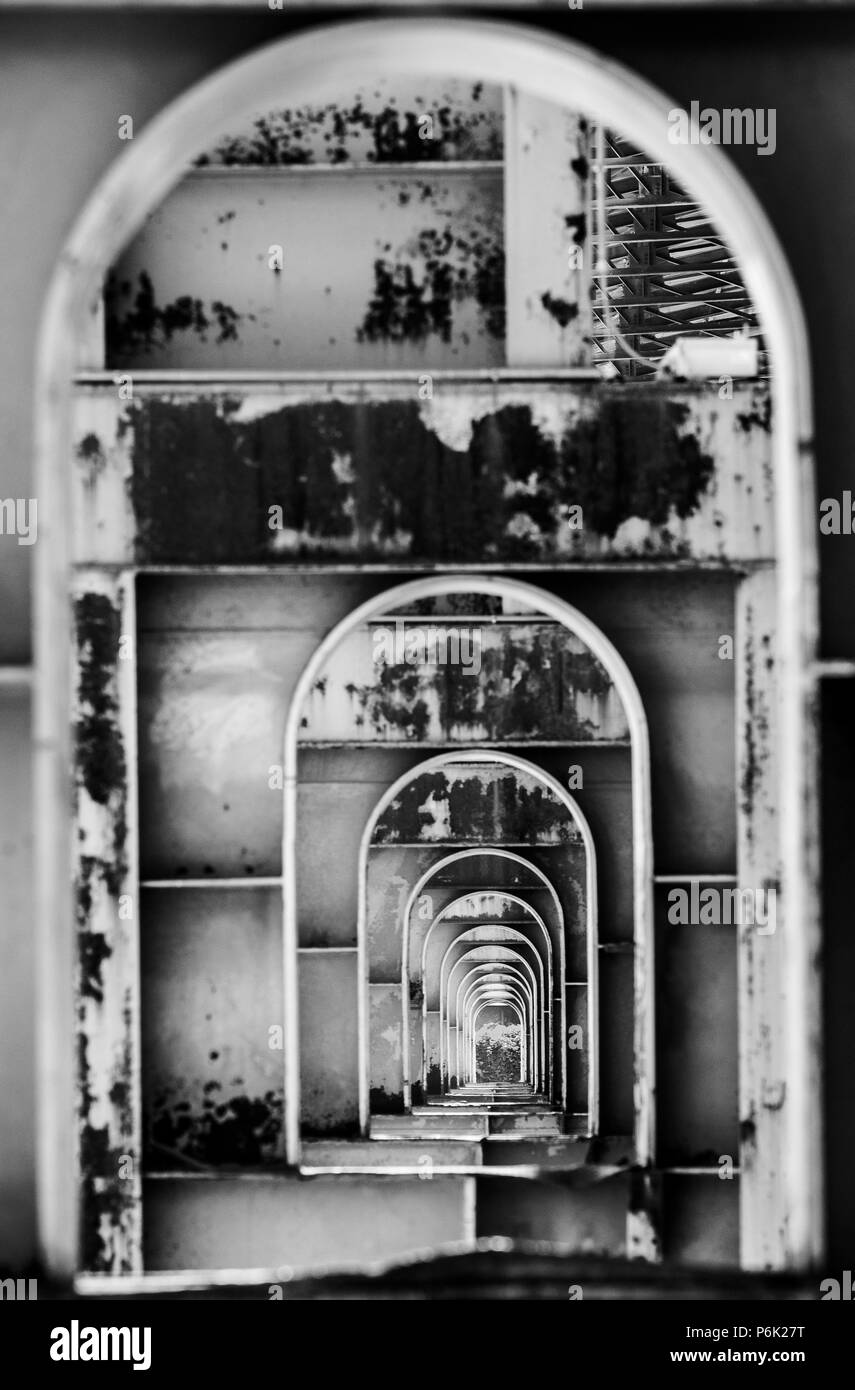 Konzentrische Bögen in einer Fabrik Struktur Stockfoto