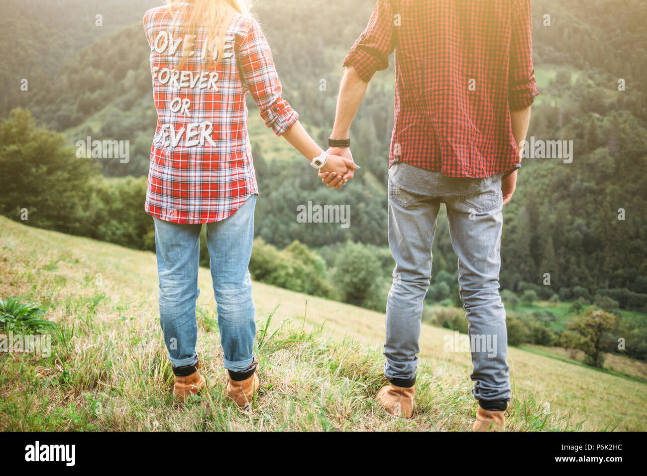 Hand Hiker's junge Frau mit Mann auf Natur. Paar in Liebe Stockfoto