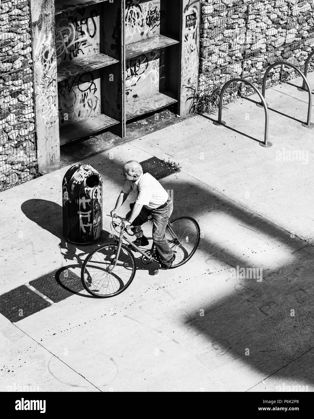 Radfahren zwischen Licht und Schatten Stockfoto