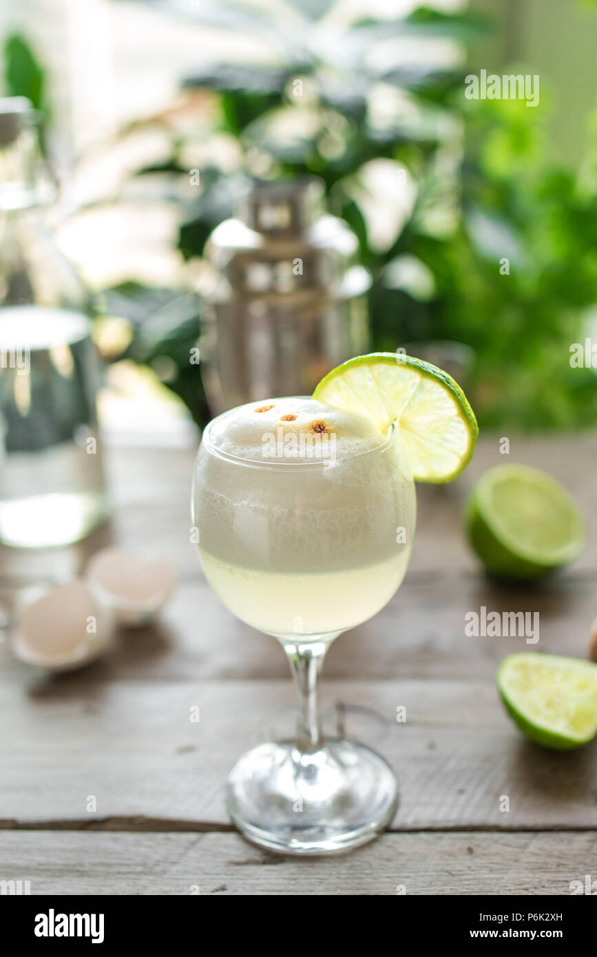 Pisco Sour Cocktail. Peruanische, Mexikanische, Chilenischen traditionelles Getränk Pisco sour Likör mit Kalk und Ei und bar Anlagen zur Herstellung. Stockfoto