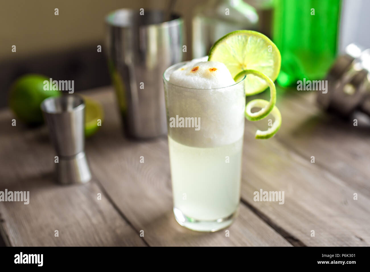 Ei Gin Fizz Cocktail mit Limetten garnieren. Die Gin Fizz oder Pisco Sour Drink mit Zutaten, kopieren. Stockfoto