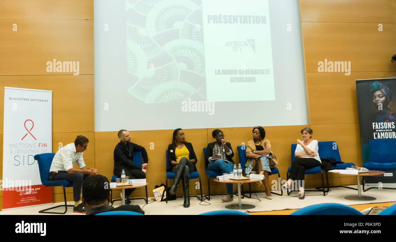 Paris, Frankreich, Inside French Health Meeting, "Rencontres Nationales, Mettons Fin à l'Epidemie de sida", (Let's End the AIDS Epidemie) Diskussion über HIV-Prävention und -Vorbereitung, (afrikanisches Radio) Diskussionsforum, internationale Einwanderer, NGO, People, contre le sida, Gesundheitshelfer in der Gemeinde, schwarze Gemeinde paris, franzosen in hiv-Aids Stockfoto