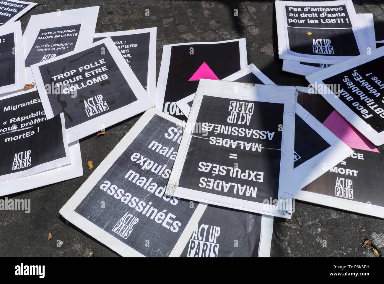 Paris, Frankreich, Nahaufnahme, französische AIDS-Aktivisten demonstrieren, bei Annual Gay Pride, LGBT March, Act up-Paris, französische Protestplakate, NGO on Street, Sammelklage mit Stolz-Gesundheit-Zeichen Stockfoto