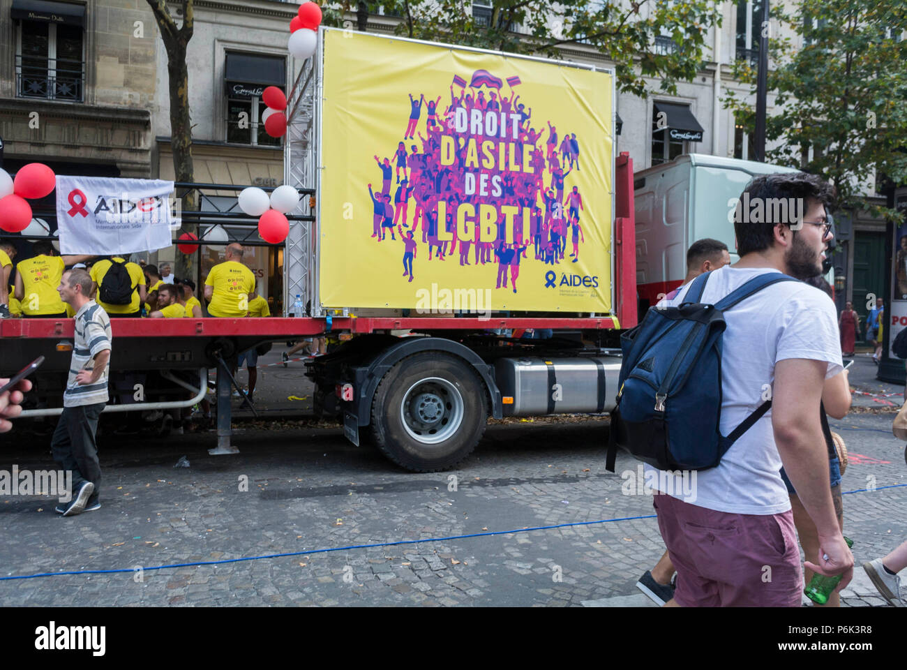 Paris, Frankreich, französische AIDS-Aktivisten demonstrieren auf der Annual Gay Pride, LGBT March, HELFER, NGO auf der Straße, Kampagne für homosexuelle Gleichheit, Diskriminierung, stolzmarsch Stockfoto