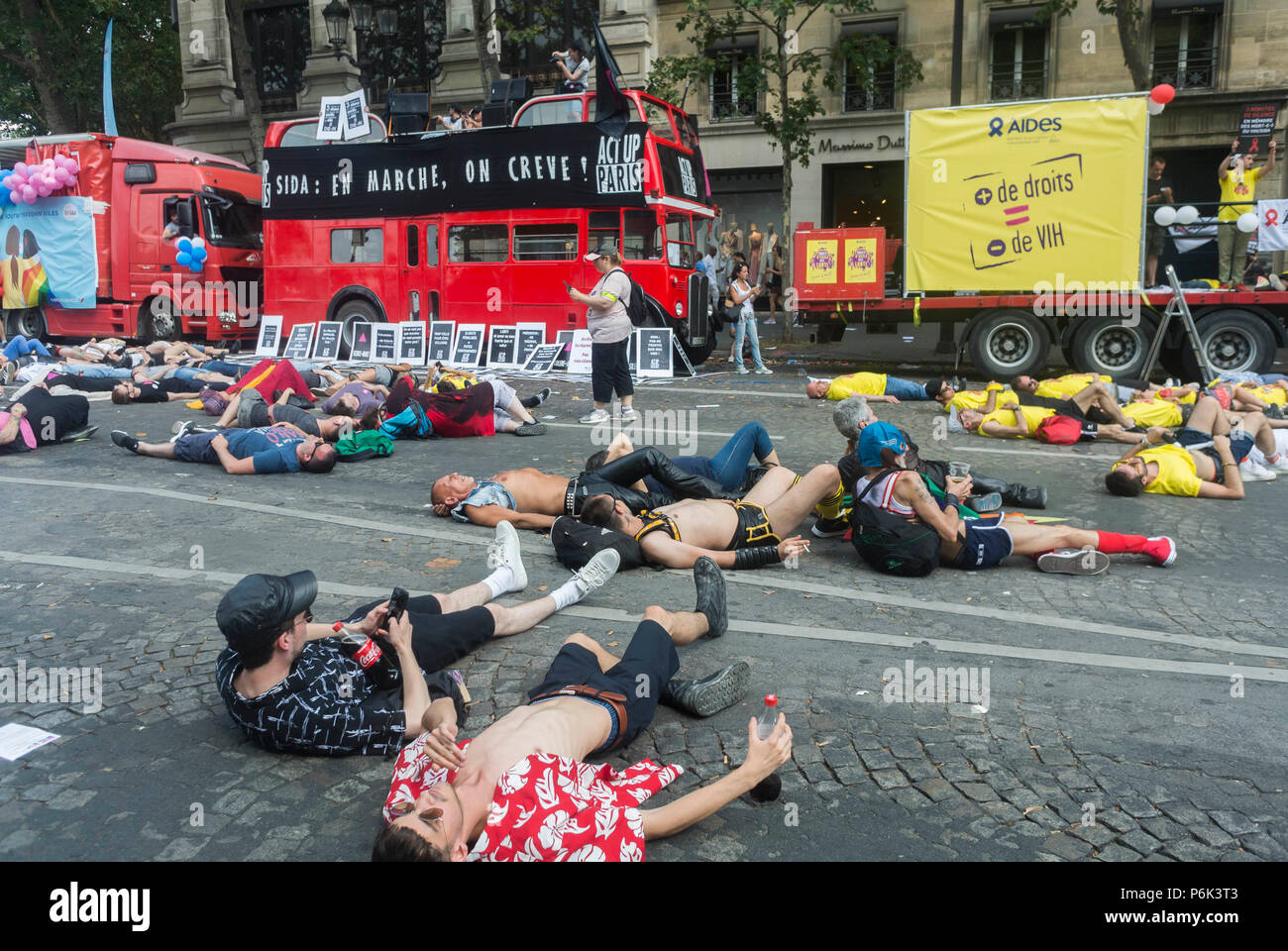 Paris, Frankreich, große Menschenmengen, französische AIDS-Aktivisten demonstrieren, Laying Down at Annual Gay Pride, LGBT-Protestmarsch, ADJUTANTEN, NGO auf der Straße, hiv-Parade Stockfoto