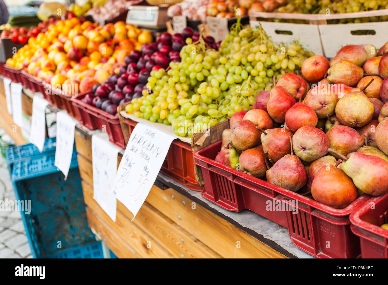 Boxen mit frischen saftigen Frucht auf die Theke. Stockfoto