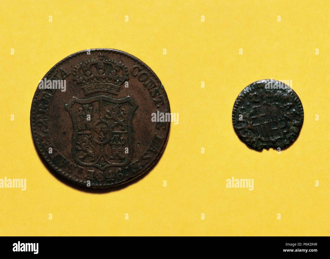 HISTORIA DE ESPAÑA. SIGLO XIX. "TRES CUARTOS". Moneda acuñada en Barcelona?, durante El reinado de la Reina Isabel II de España (1830-1904). Acuñada en 1846. Anverso. "Meins". Acuñada en Barcelona?, en tiempos de CARLOS III (1716-1788). Anverso. Instituto Municipal de Historia de Barcelona. Numismática. Cataluña. Stockfoto