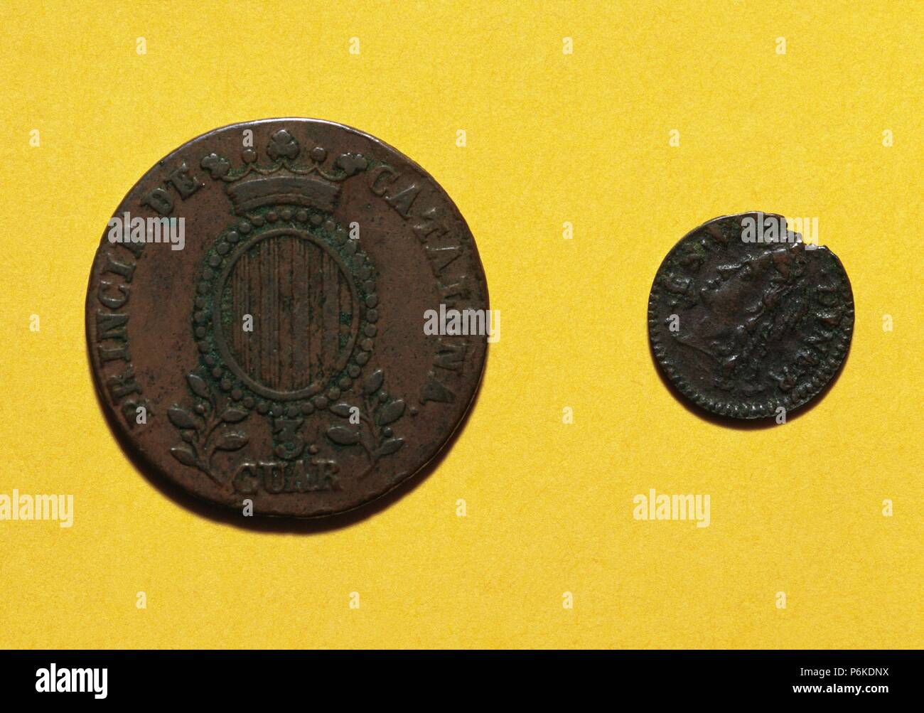 HISTORIA DE ESPAÑA. SIGLO XIX. "TRES CUARTOS". Moneda acuñada en Barcelona?, durante El reinado de la Reina Isabel II de España (1830-1904). Acuñada en 1846. Reverso. "Meins". Acuñada en Barcelona?, en tiempos de CARLOS III (1716-1788). Reverso. Instituto Municipal de Historia de Barcelona. Numismática. Cataluña. Stockfoto