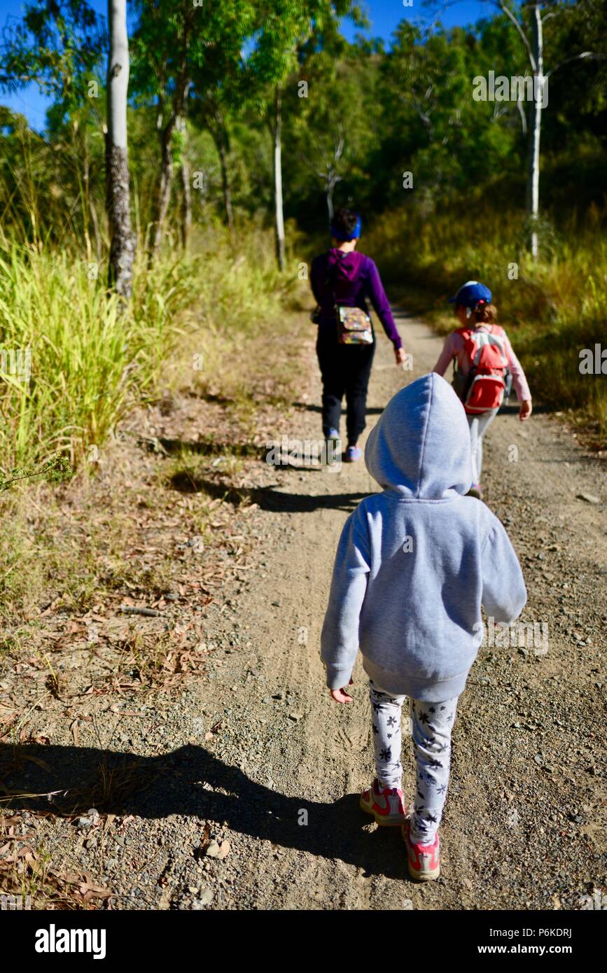 Kind in Hoodie geht hinter Familie Zeit miteinander zu verbringen, viele Gipfel Wanderung zum Berg Marlow, Townsville Stadt gemeinsame Queensland, 4810, Australien Stockfoto