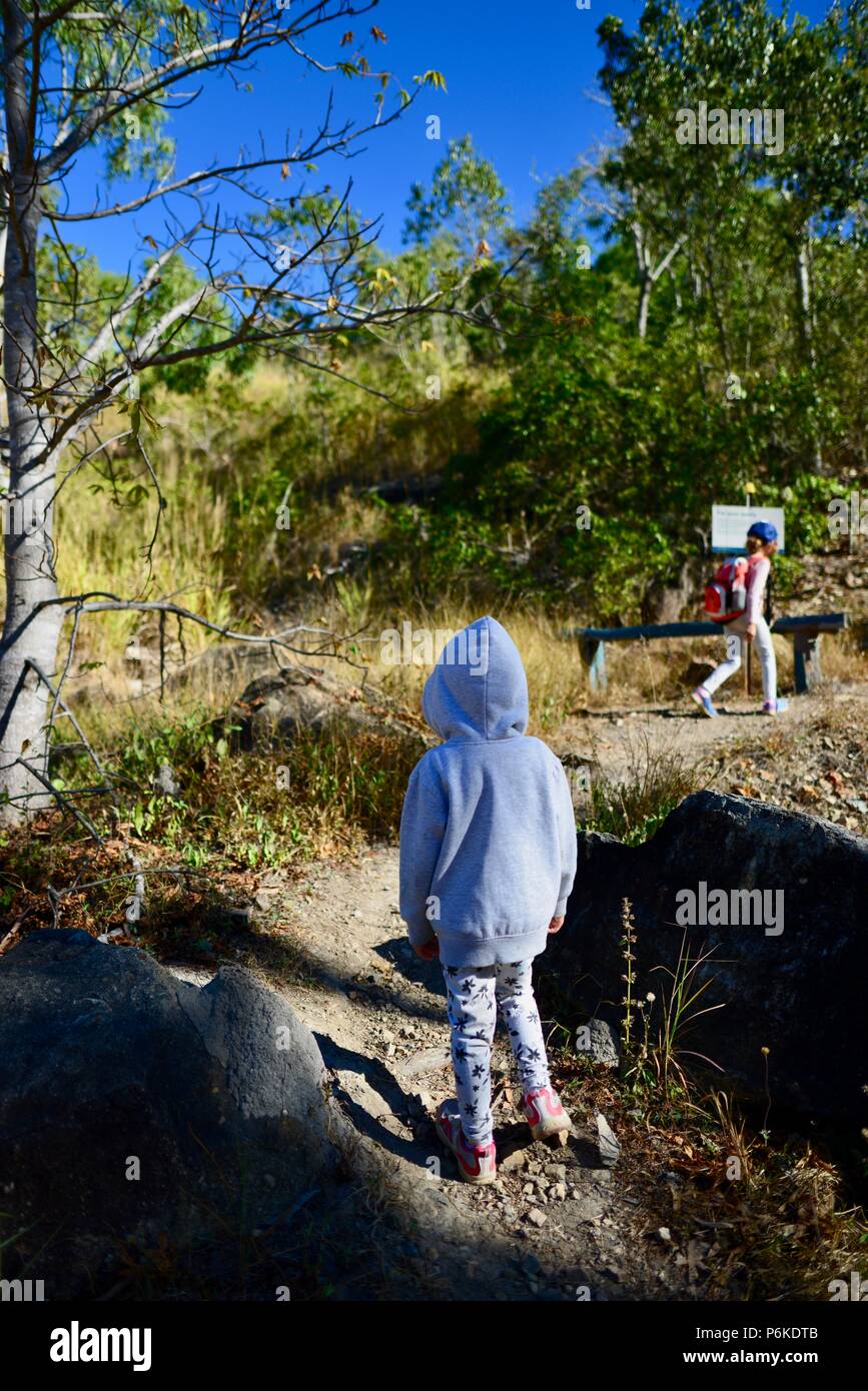 Kind in Hoodie geht hinter Familie Zeit miteinander zu verbringen, viele Gipfel Wanderung zum Berg Marlow, Townsville Stadt gemeinsame Queensland, 4810, Australien Stockfoto
